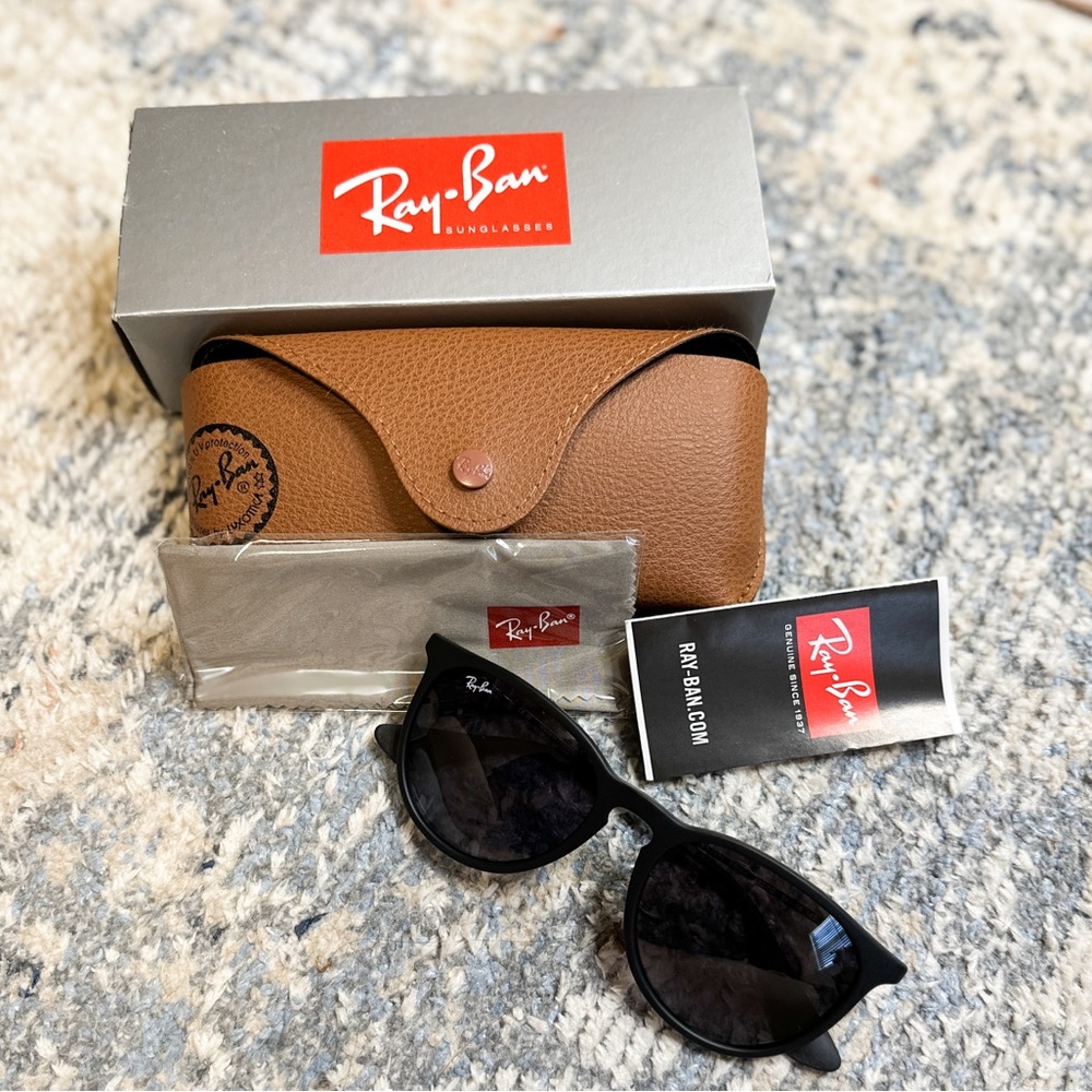 Ray Ban Sunglasses (NEW)
Erika style with black frames and grey lenses.
